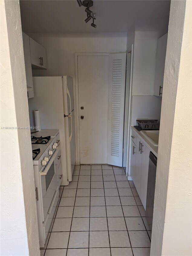 Building Photo - 1205 Mariposa Ave