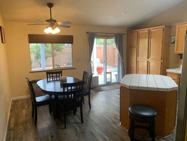 Building Photo - Available 8/1 - single level home in Lincoln