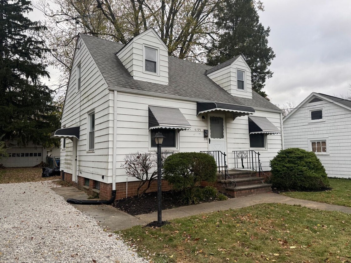 Primary Photo - 3 bd , 1.5 baths remodeled Bungalow