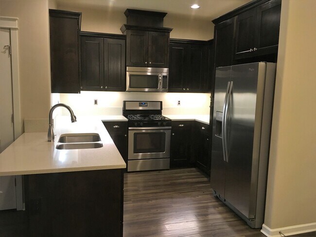 Building Photo - Beautiful Townhome in Northeast Bend! 2095...