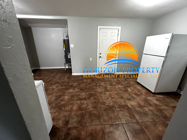 Building Photo - 2402 Tuxedo Dr NW