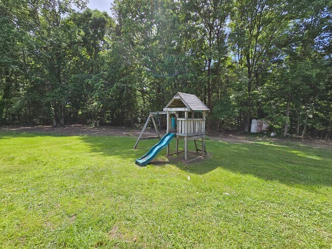 Building Photo - Prince George 4BR/2BA Home, Available Imme...