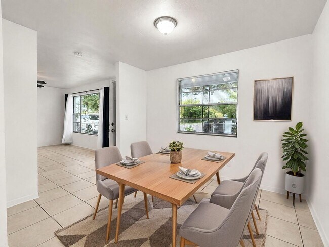 Building Photo - Sunlit 3Bedroom/1.5Bath home with flexible outdoor space!