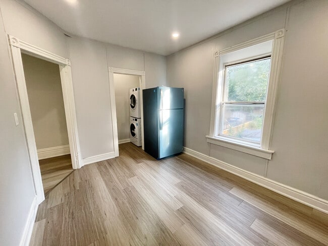 Photo du bâtiment - Stunning Split Level Suite 2 Bed plus den
