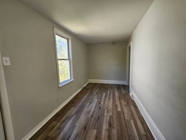 Building Photo - Newly updated 1 bedroom 1 bath apartment f...