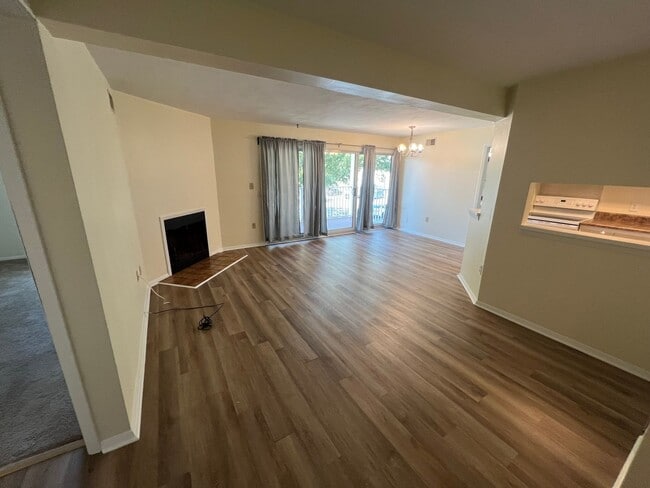 Building Photo - 2 Bedroom 2 Bath Condo on 2nd Floor