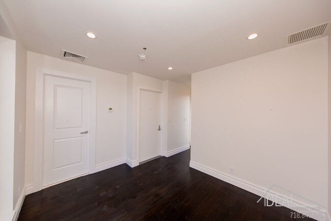 Building Photo - 127 7th Ave