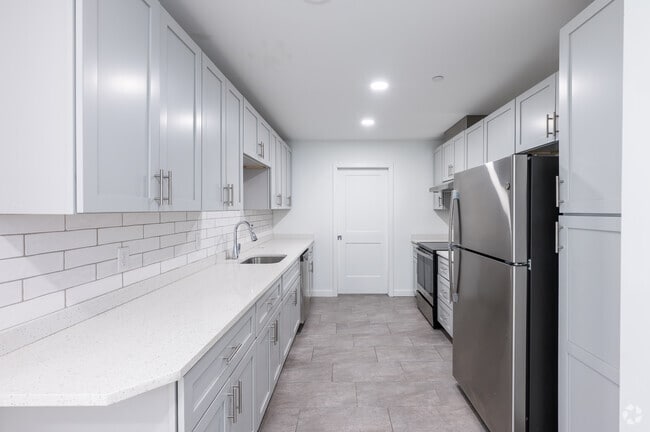 2BR, 1BA - 1,088SF - Kitchen - 100 Wall St