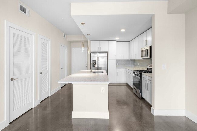 Building Photo - 1825 N San Jacinto Street Unit 421