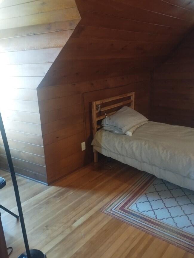 Dormitorio de la planta superior - 430 Jason Ave N