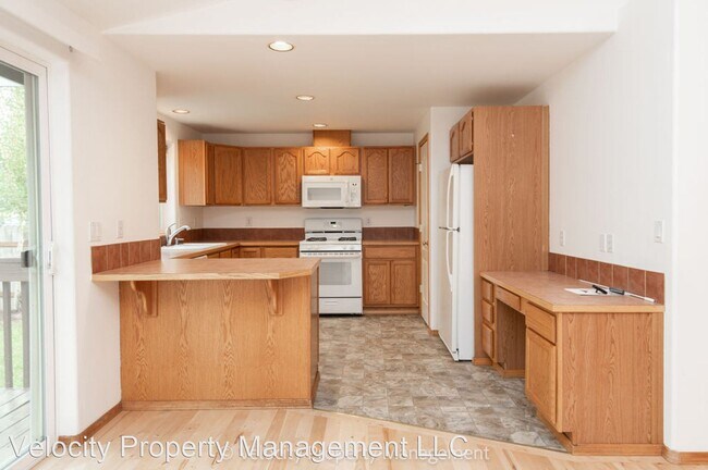 Foto del edificio - 3 br, 2 bath House - 3187 NE Stonebrook Dr.