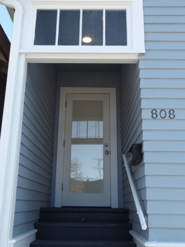 Building Photo - 808 McKenzie Ave