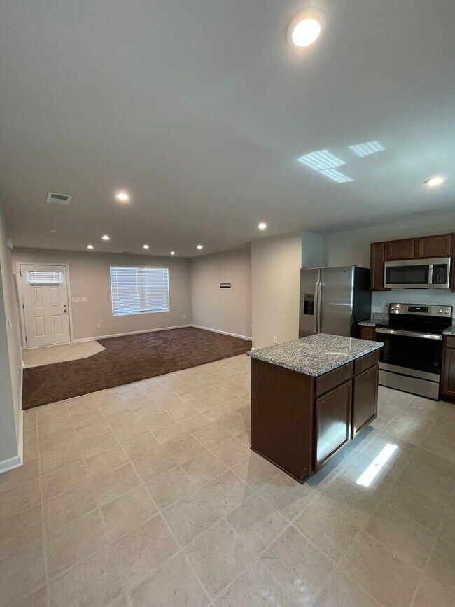 Building Photo - 3 Bedroom House w/ Yard and Garage!