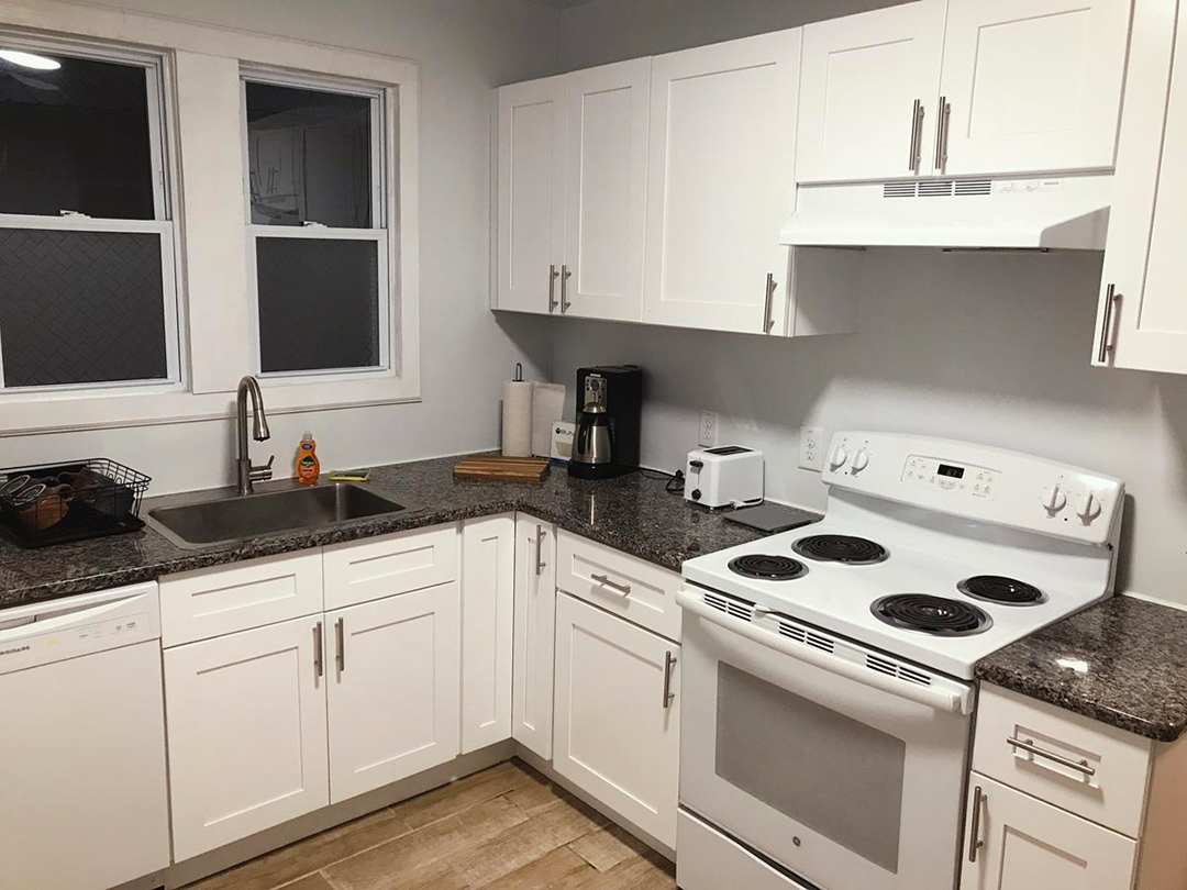 Granite countertops in kitchen - 711 Hamilton St