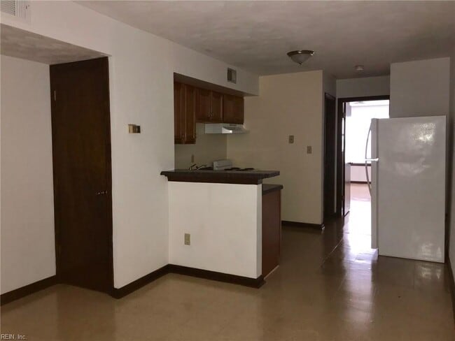 Building Photo - 1049 W 49th St