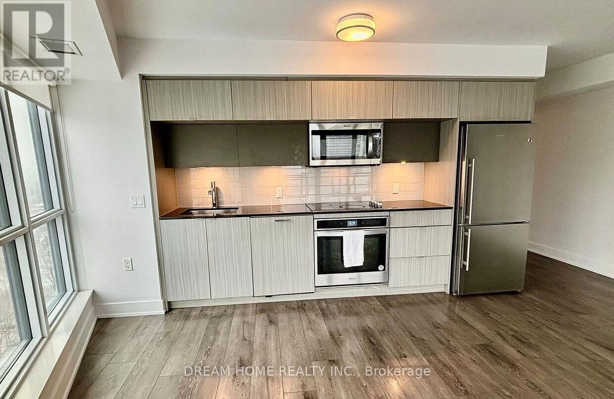 Photo principale - 585-1585 Bloor St E