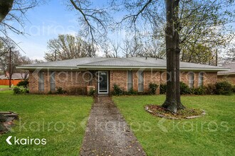 Building Photo - 2933 Oakridge Dr