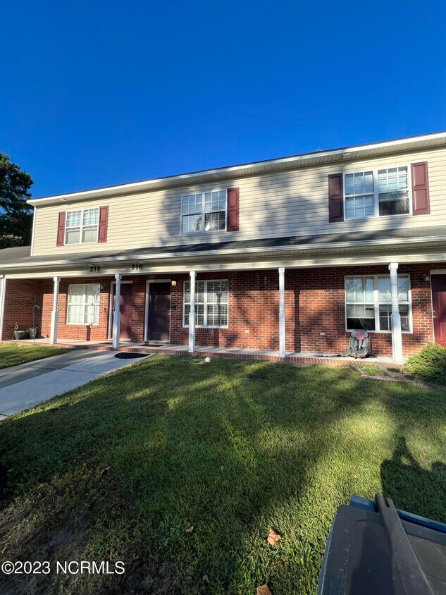 216 Palace Cir, Jacksonville, NC 28546 Townhome Rentals in