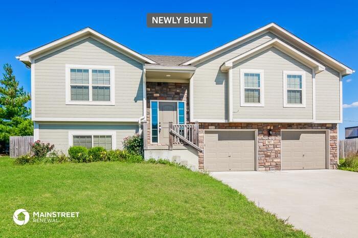 Primary Photo - 907 Rockville Terrace, Louisburg, KS 66053