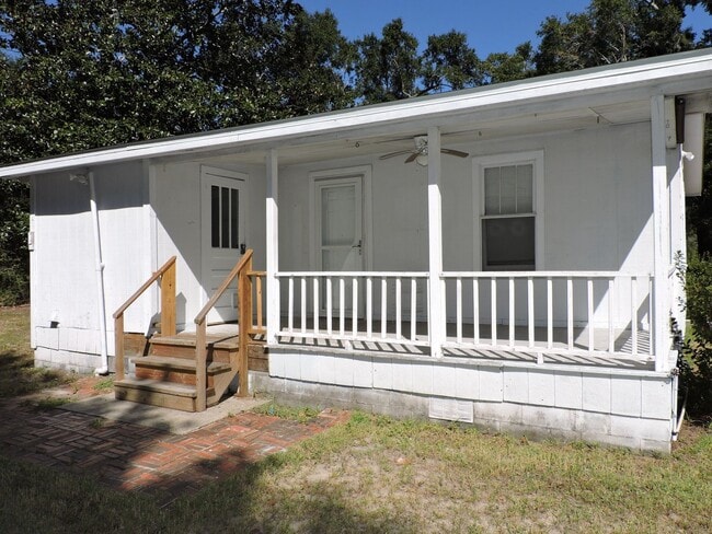 Building Photo - Cottage home on over an acre!