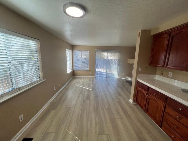 Foto del edificio - 5016 Perry Way