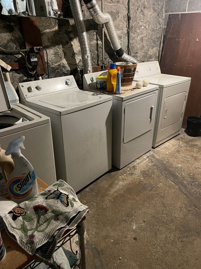 Building Photo - 2-bed Top Floor near MBTA GL-D Newton High...