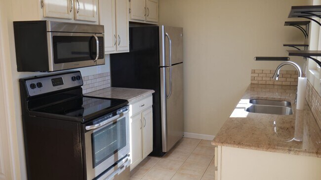 Building Photo - 3 Bedroom 2.5 Bath Townhome with Great Mou...