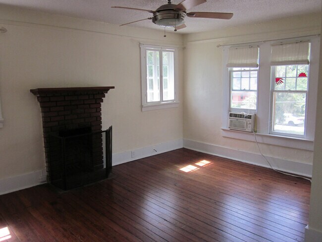 Building Photo - Great Two Bed/One Bath in Duckpond Area Cl...
