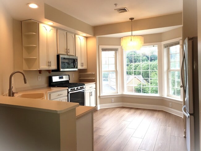 Building Photo - 10 Hayestown Rd