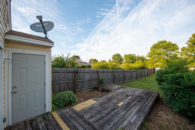 Building Photo - 1504 Fairfax Dr