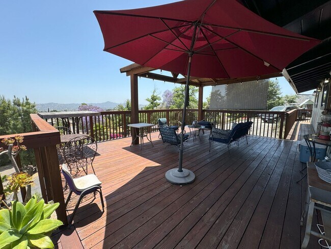 Foto del edificio - Gorgeous mountain views from this 3 Bed 2 ...