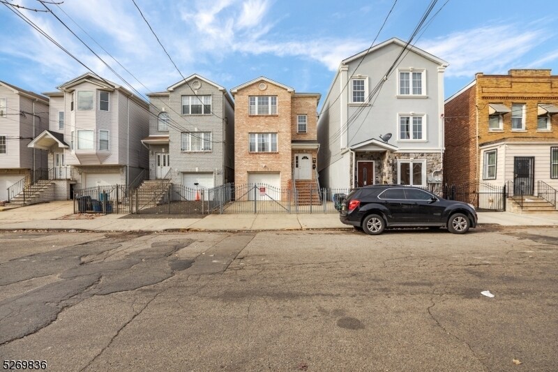 Primary Photo - 652 4th St