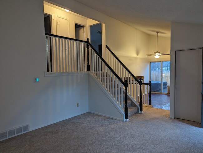 Building Photo - NW Longmont Spacious Tri Level.