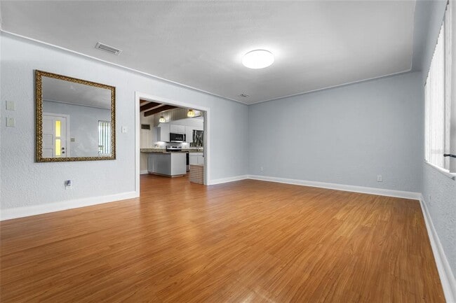 Building Photo - 2505 E 19th Ave