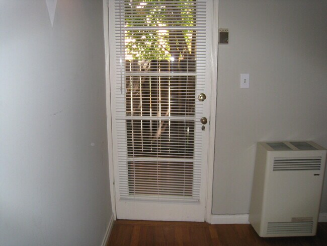 Building Photo - 938 N Doheny Dr