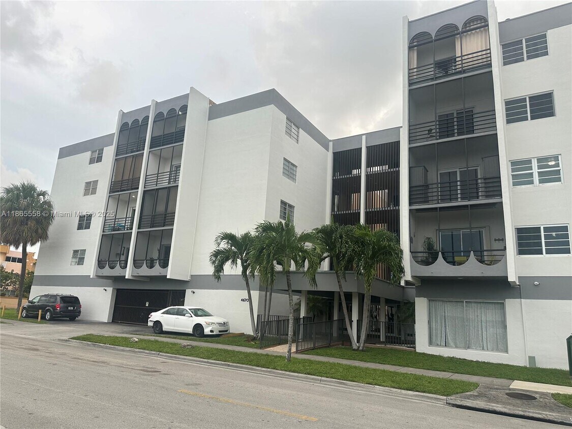 Foto principal - 4680 W 13th Ln