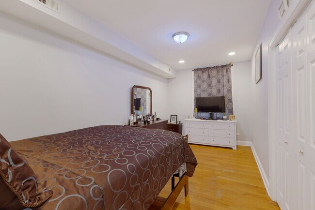 Foto del edificio - 6509 N Oakley Ave