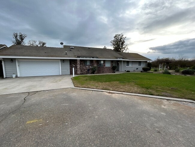 Building Photo - Country home with 4th bedroom/living space separate from main home