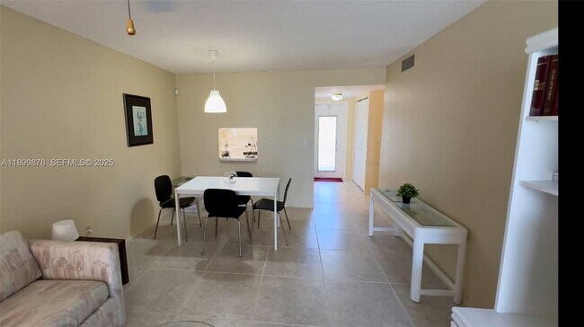 Foto del edificio - 8280 Sunrise Lakes Blvd