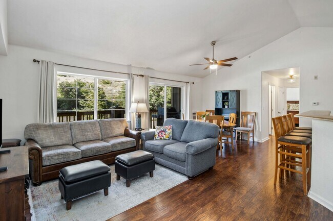 Foto del edificio - Three Bedroom Condo on the River