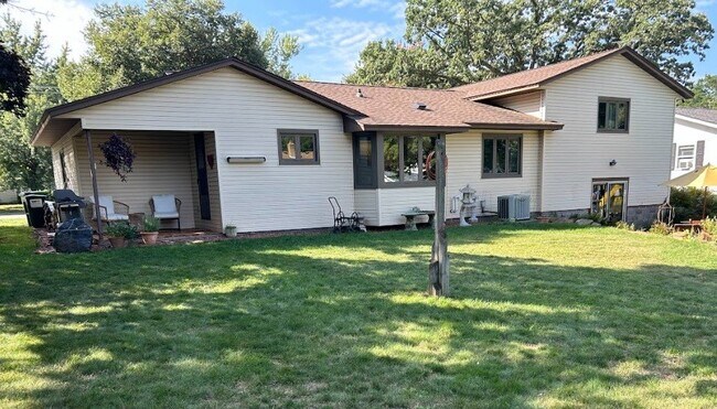 Building Photo - Amazing 3BR/3BA House with 2-car attached ...