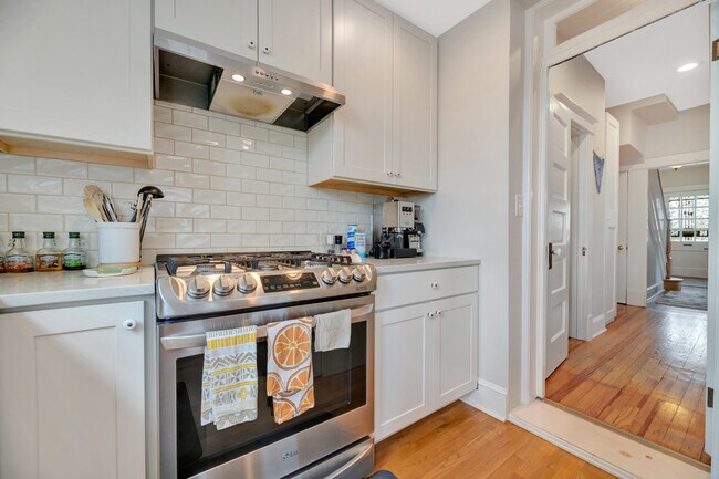 Foto del edificio - 613 Girard St NE