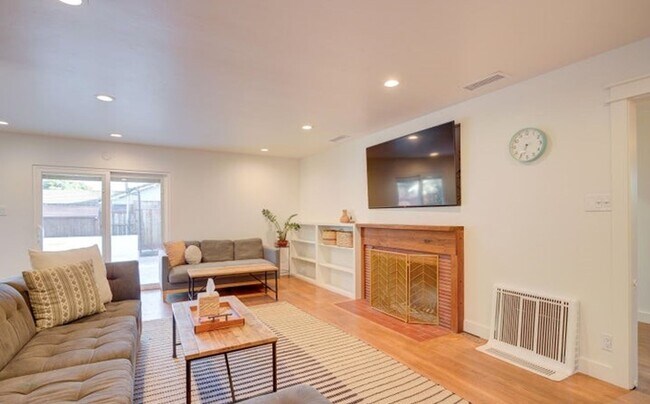Building Photo - Beautifully Remodeled Home