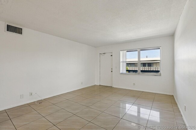 Building Photo - 210 NE 38th St