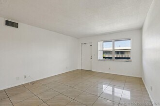 Building Photo - 210 NE 38th St