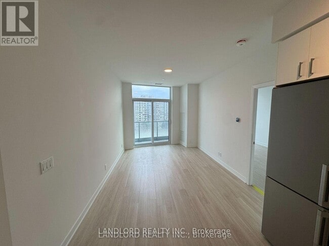 Photo du bâtiment - 30 Upper Mall Wy