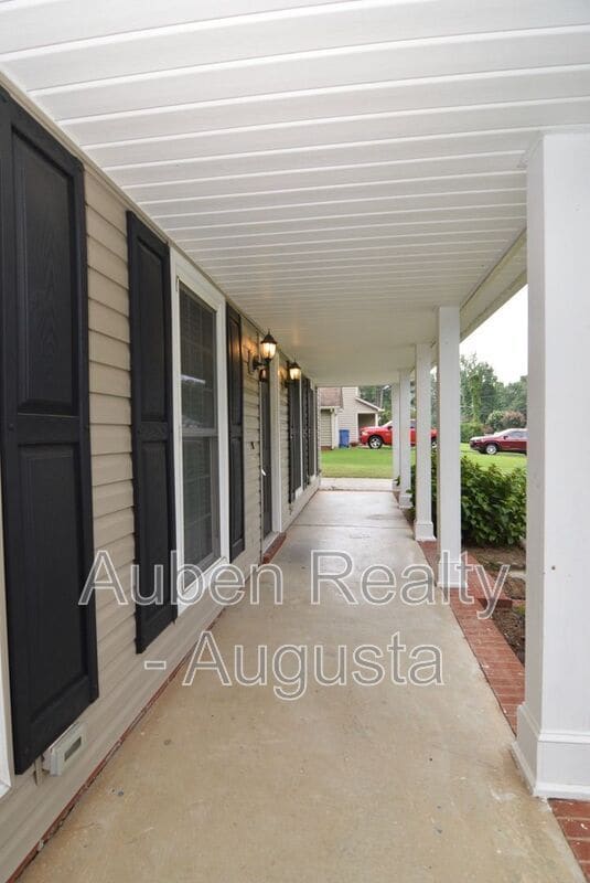 Foto del edificio - 490 Pheasant Run Dr