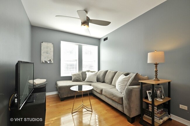 Foto del edificio - 2649 N Kedzie Ave