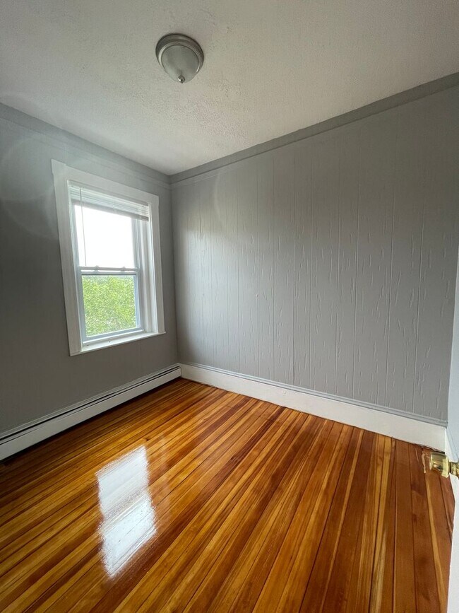 Building Photo - 71 Maywood St