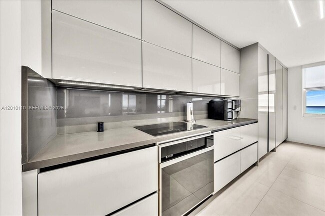 Building Photo - 1147 Hillsboro Mile